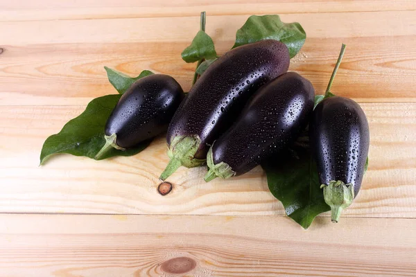 Auberginen Auf Dem Tisch Landhausstil — Stockfoto