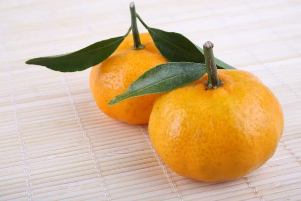 Mandarines Avec Des Feuilles Sur Fond Blanc — Photo