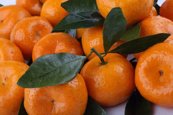 Mandarin Apelsiner Med Blad Bakgrund — Stockfoto