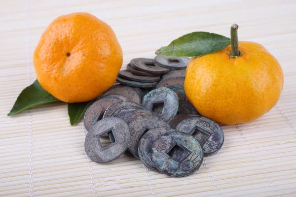 Naranjas Mandarinas Monedas Chinas Antiguas Sobre Fondo Bambú Las Monedas —  Fotos de Stock