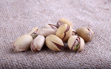 Tuzlu şam fıstığı yığınına yakın.