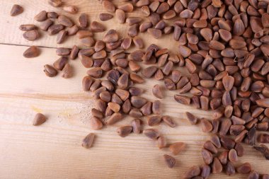 Sedir çam fıstığı masada.