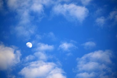 Bulutlu arkaplanı olan beyaz ay