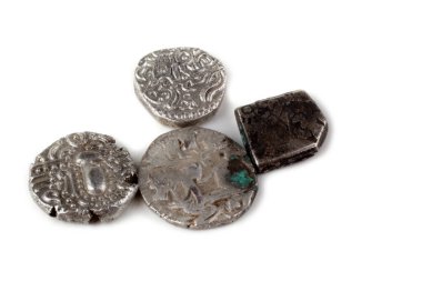 Beyaz üzerine izole edilmiş eski Hint paraları.