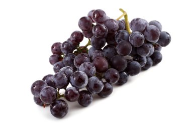 Siyah şarap üzümü beyaz üzerine izole edilmiş.