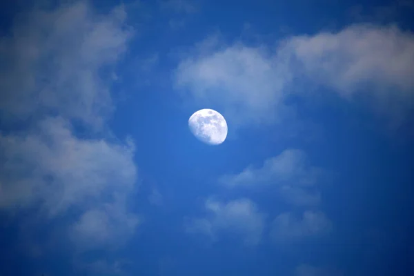 Bulan Putih Dengan Latar Langit Mendung — Stok Foto