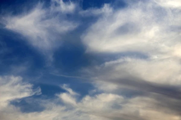 Flauschige Wolken Auf Dem Hintergrund — Stockfoto