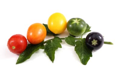 Beyaz arka planda lezzetli olgun domatesler