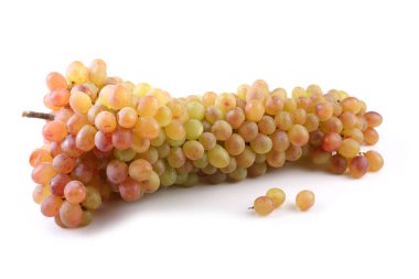 Beyaz arka planda izole edilmiş taze üzümler.