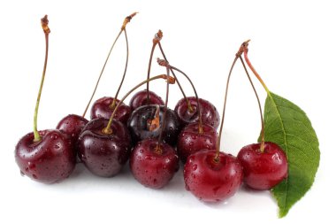 beyaz arkaplanda izole kirazlar