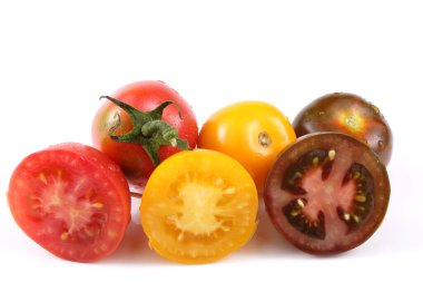 Beyaz arka planda lezzetli olgun domatesler