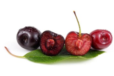 Kirazlar beyaz üzerine izole