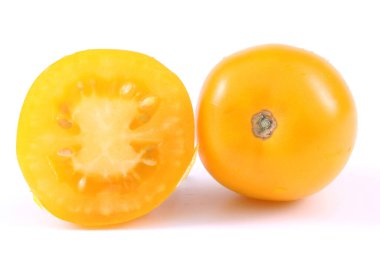 Beyaz arka planda lezzetli olgun domatesler