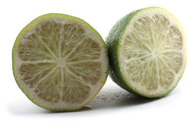 Beyaz bir arkaplanda izole edilmiş iki dilim limon..