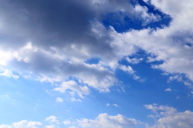 Arka planda kabarık bulutlar