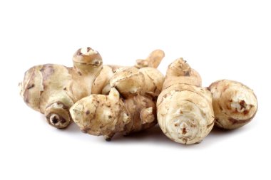 Kudüs enginarları beyaz üzerine izole edilmiş.