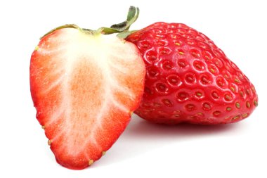 Beyaz arka planda izole edilmiş çilekler