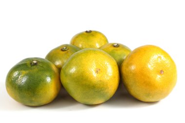 Mandalina portakalı beyaza izole edilmiş.