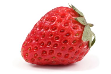 Beyaz arka planda izole edilmiş olgun çilek