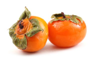 Taze hurmalar beyaz üzerine izole edilmiş.