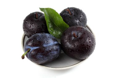 Tabakta siyah ve mavi erikler