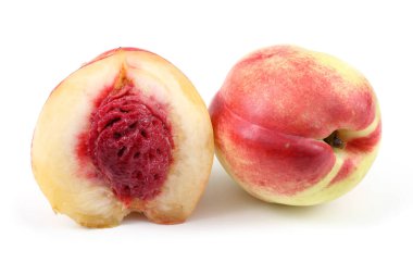 Nektarinler beyaz arkaplanda izole edilmiş