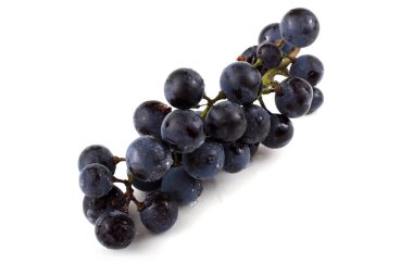 Siyah şarap üzümü beyaz üzerine izole edilmiş.