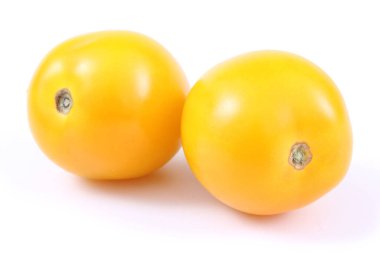 Beyaz arka planda lezzetli olgun domatesler