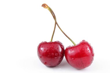 beyaz arkaplanda izole kirazlar