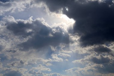 Arka planda kabarık bulutlar