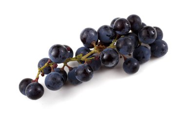 Siyah şarap üzümü beyaz üzerine izole edilmiş.