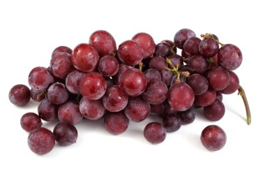 Beyaz arka planda izole edilmiş taze üzümler.