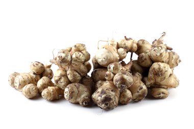 Kudüs enginarları beyaz üzerine izole edilmiş.