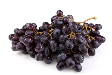 Beyaz arka planda izole edilmiş taze üzümler.