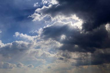 Arka planda kabarık bulutlar