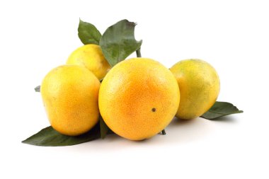 Mandalina portakalı beyaza izole edilmiş.