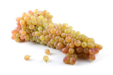 Beyaz arka planda izole edilmiş taze üzümler.