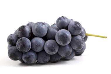 Siyah şarap üzümü beyaz üzerine izole edilmiş.