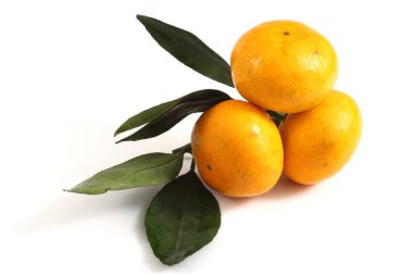 Mandalina portakalı beyaza izole edilmiş.