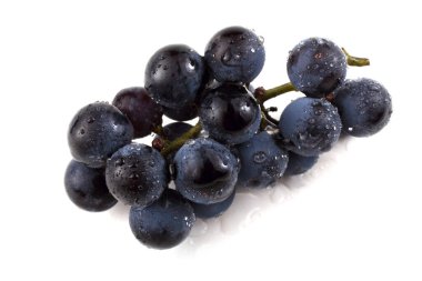 Siyah şarap üzümü beyaz üzerine izole edilmiş.