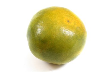 Mandalina portakalı beyaza izole edilmiş.