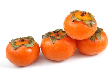 Taze hurmalar beyaz üzerine izole edilmiş.