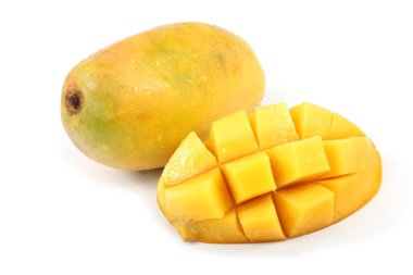 Olgun Mango meyvesi beyaz arkaplanda izole