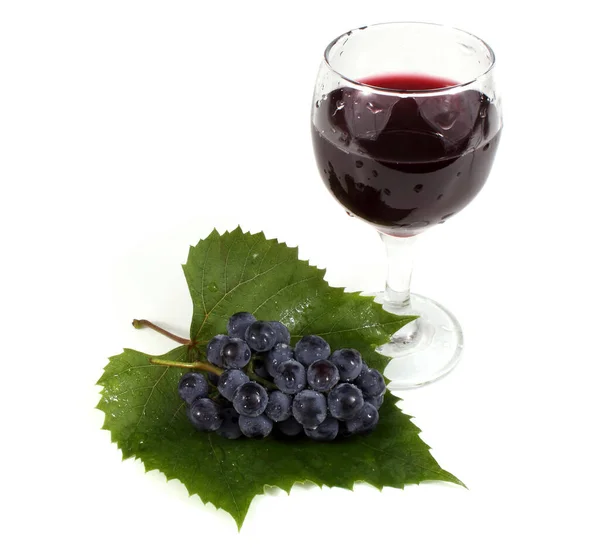 白で隔離されたブドウとワイン — ストック写真