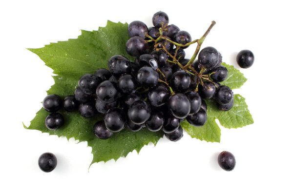 Свежий спелый виноград куча изолированы на белом фоне