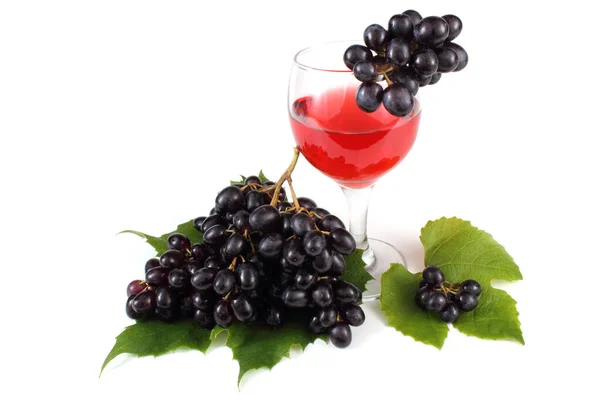 Trauben Und Wein Isoliert Auf Weiß — Stockfoto