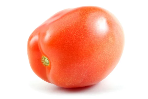 Maukas Kypsä Tomaatti Valkoisella Taustalla — kuvapankkivalokuva