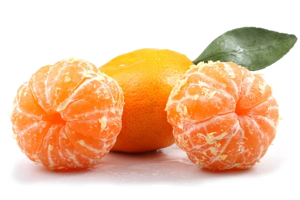 白で隔離されたマンダリンオレンジ — ストック写真