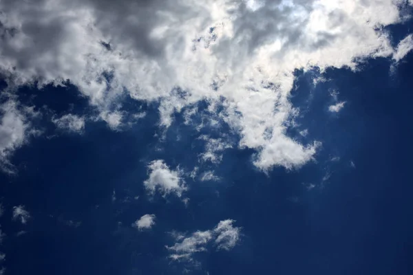 白い雲と青い空 — ストック写真