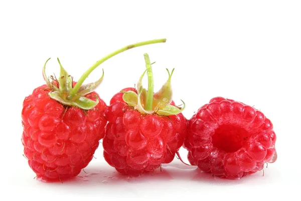 Rijpe Frambozen Met Bladeren Geïsoleerd Witte Achtergrond — Stockfoto